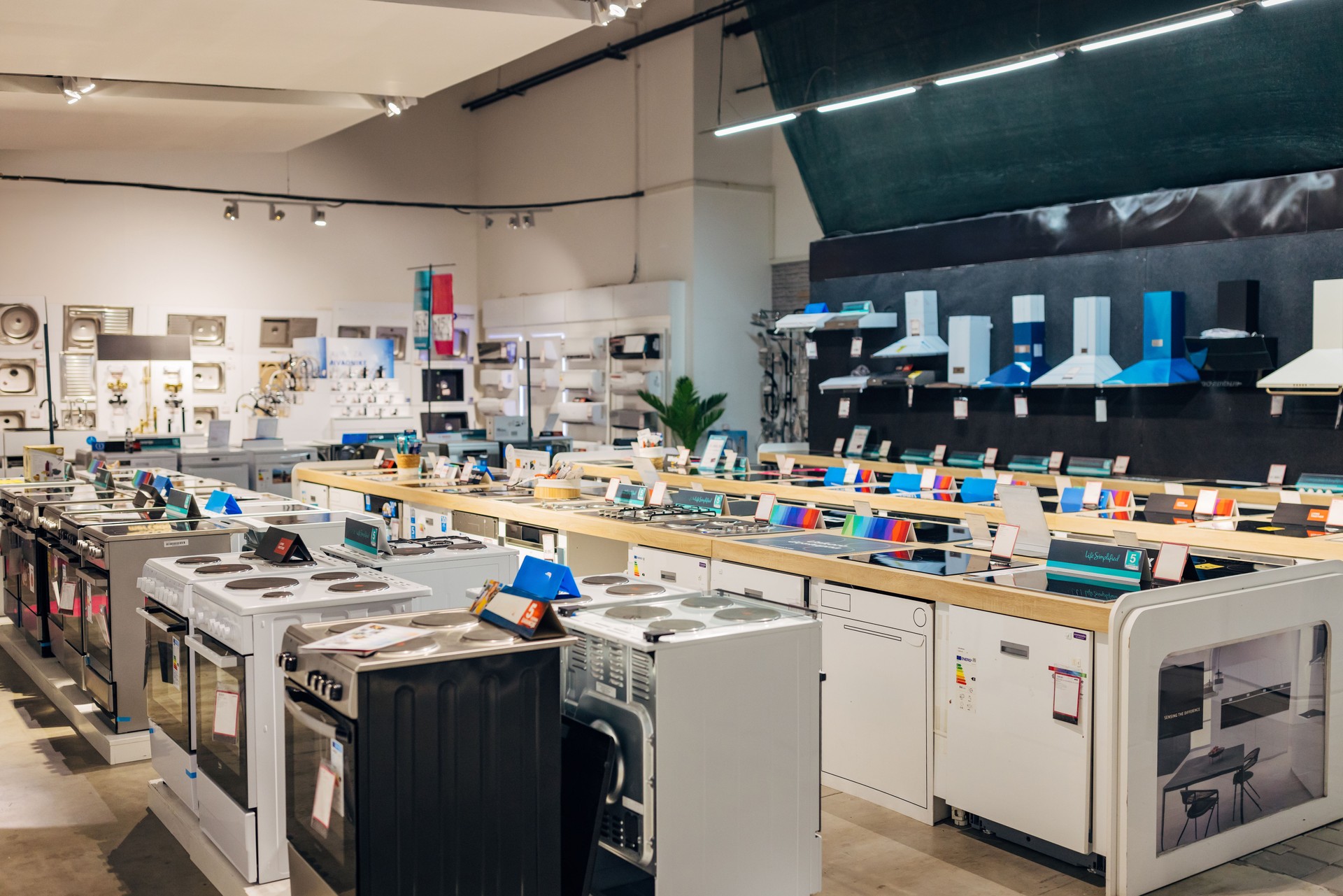 Washing machines and dishwashers in a high-end electronics store